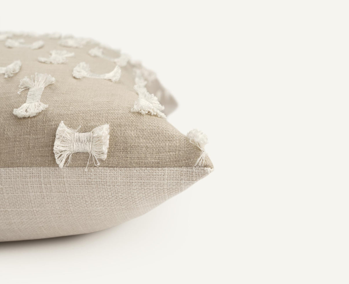 Bowtie 22"×22" Side View || Oatmeal