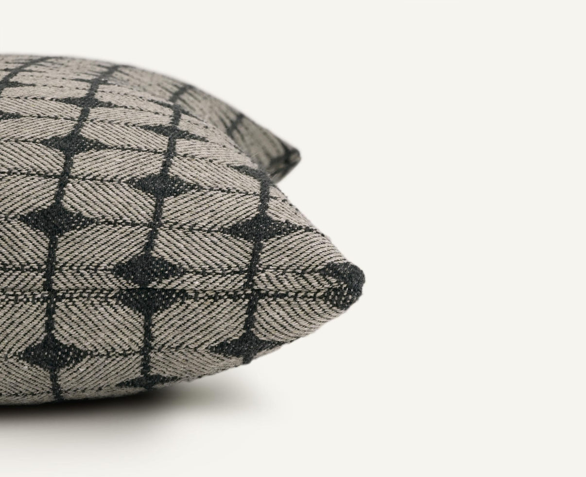 Après-Ski 24"×24" Side View || Peppercorn