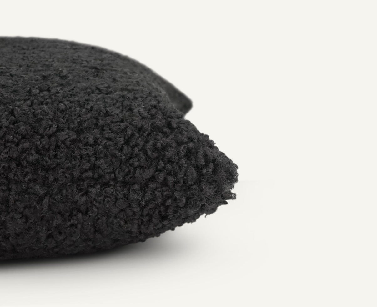 Shuba 22"×22" Side View || Obsidian