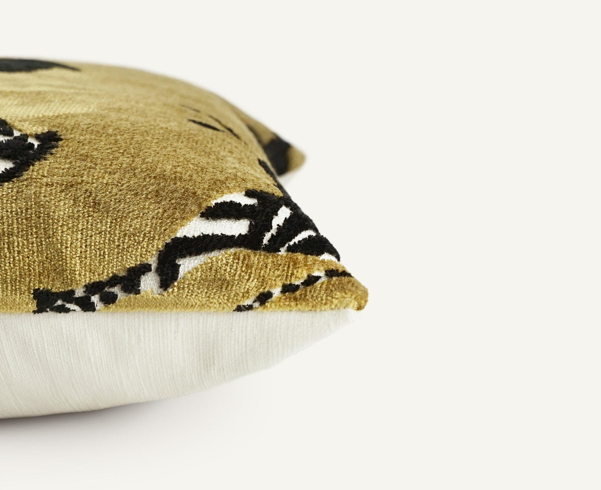 Herd 22"×22" Side View || Amber