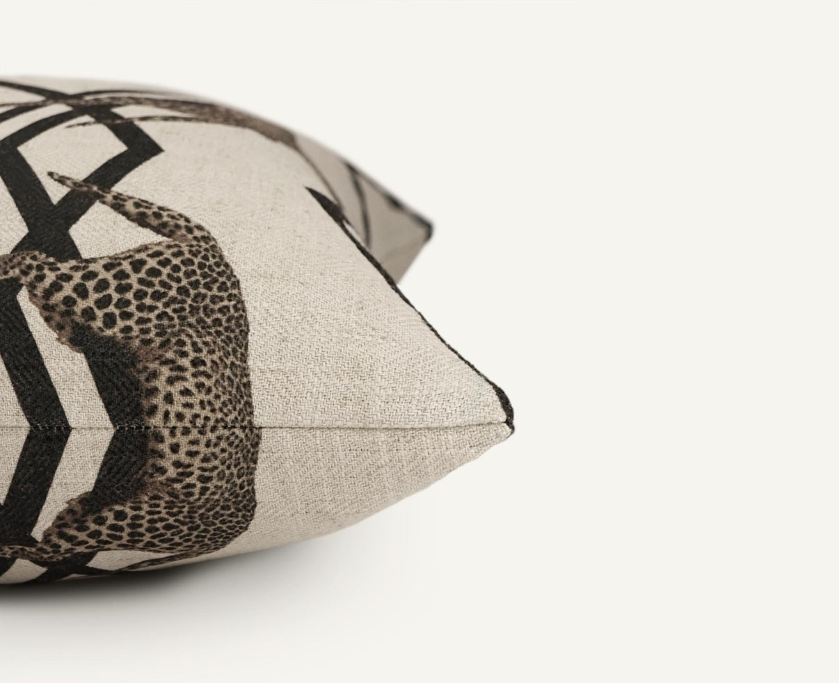 Panthère 22"×22" Side View || Black