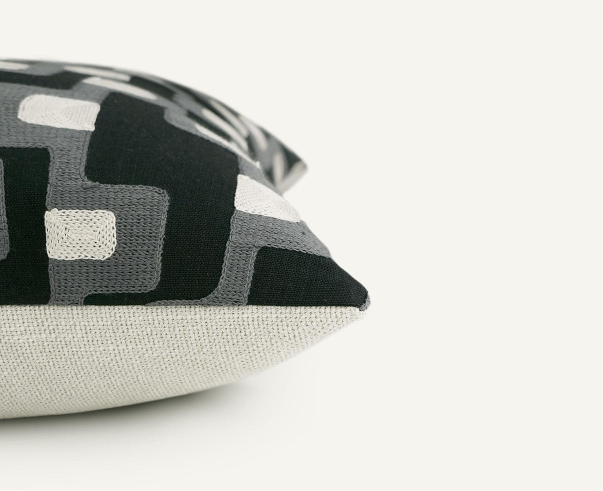 Calder 22"×22" Side View || Noir