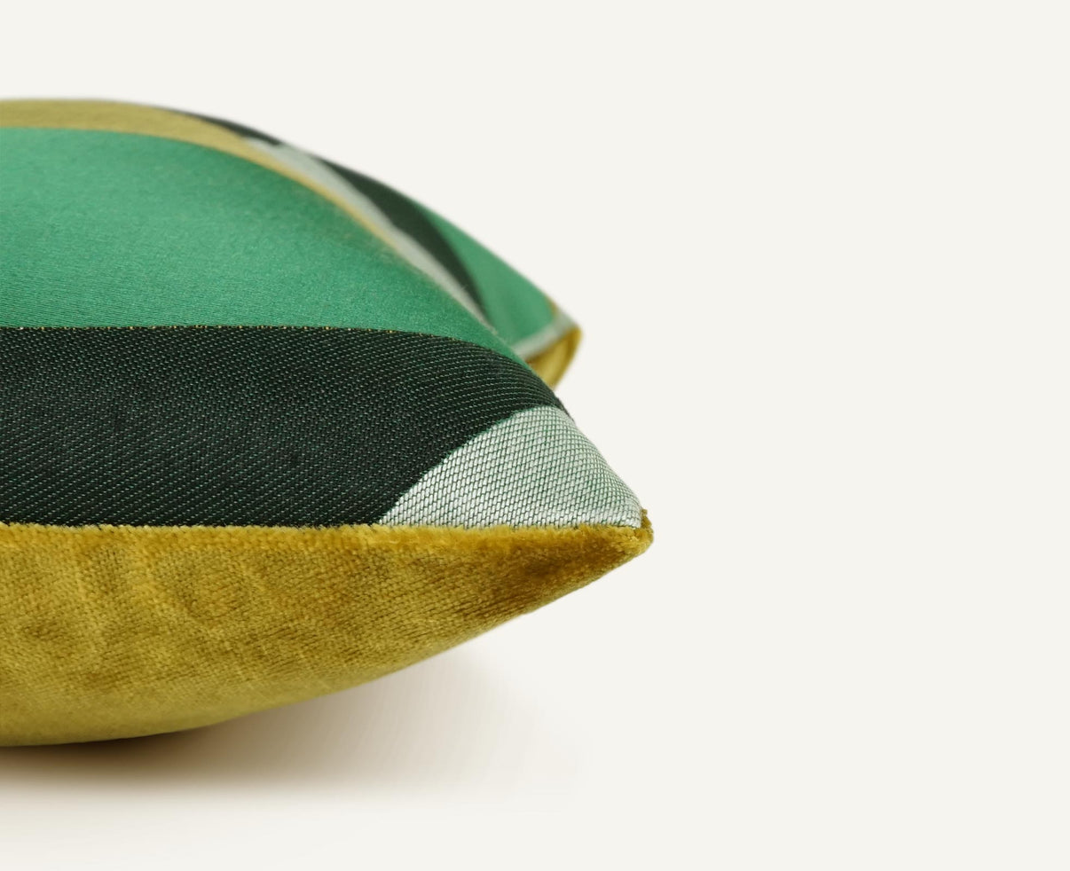 Solitaire 22"×22" Side View || Emerald