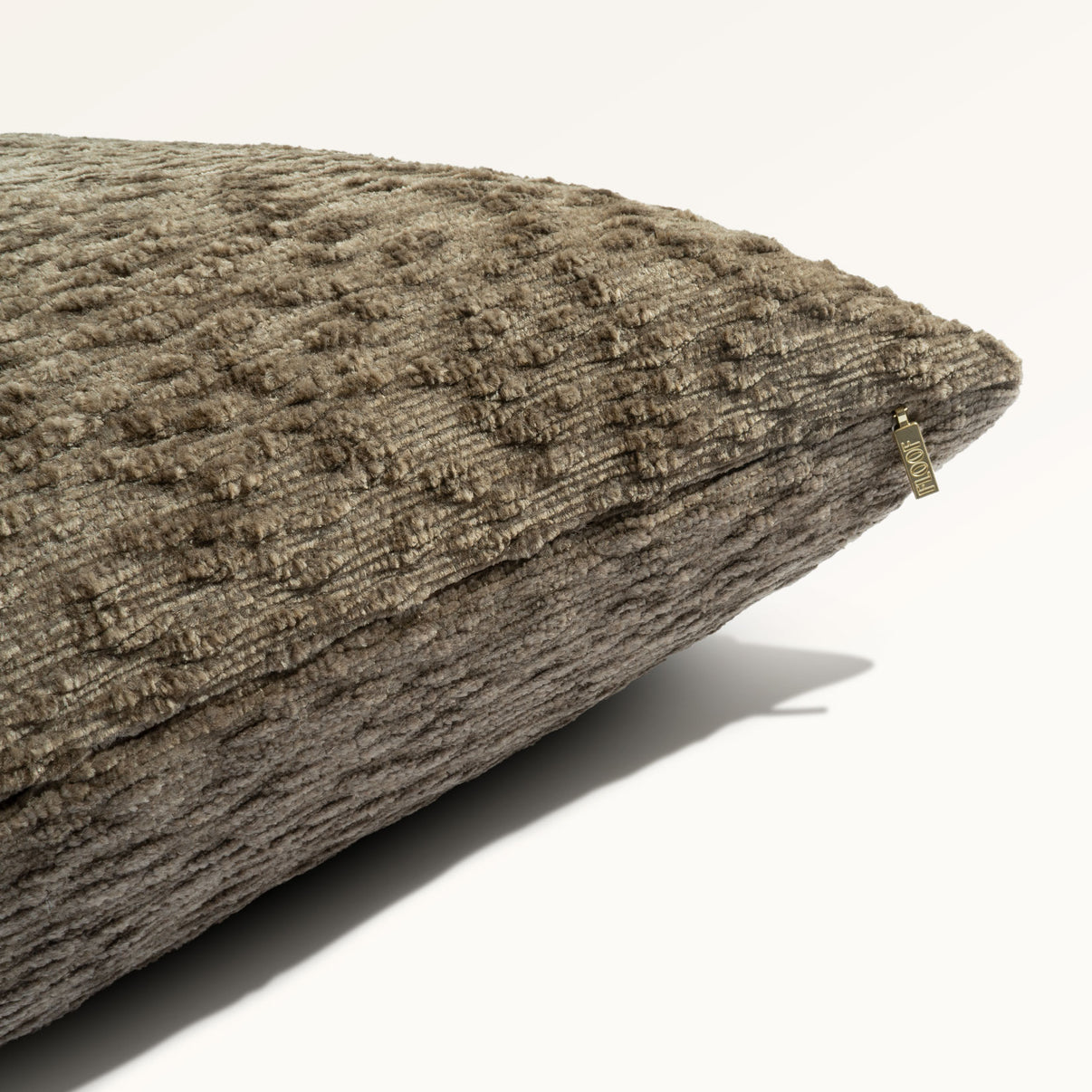 Claude 22"×22" Side View || Otter