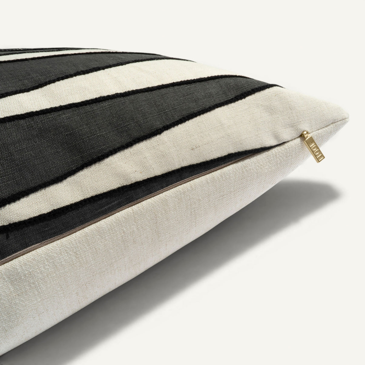 Rivoli 24"×24" Side View || Peppercorn